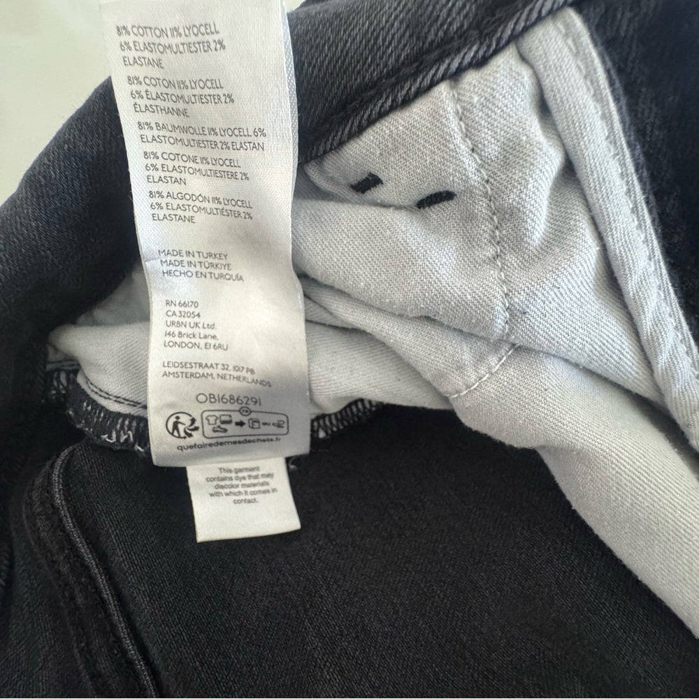Pilcro The Yaya Cropped Kick Flare Jeans 28 Washed Black Raw Hem Mid Rise - Picture 6 of 7